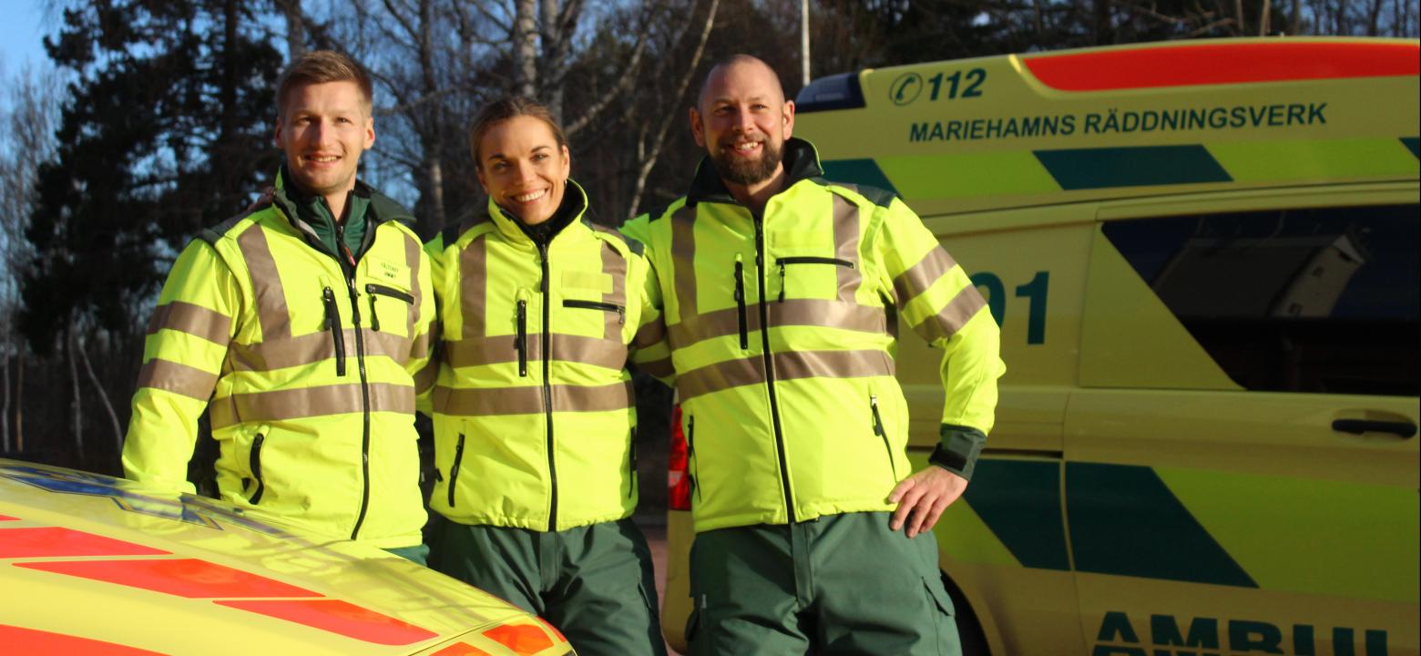 Bilden visar ambulanser och tre av personalen