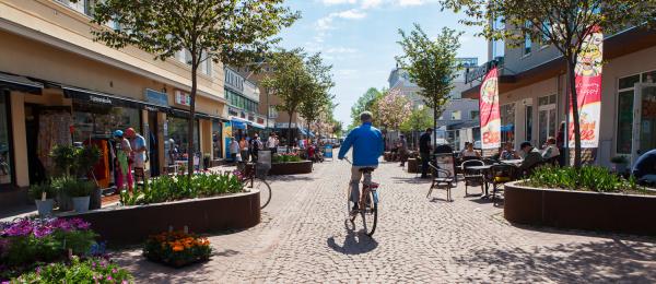 Bilden visar en person som cyklar i Mariehamn