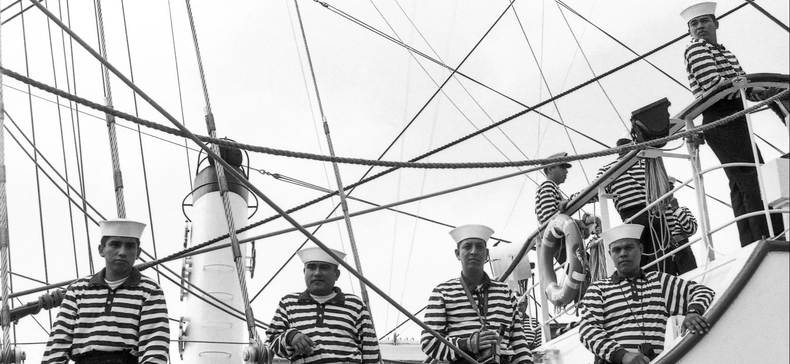 Svartvitt foto på några sjömän på ett segelfartyg. 
