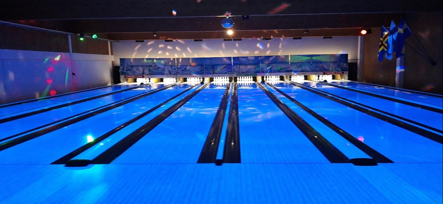 Foto på bowlingbanor i discoljus. 