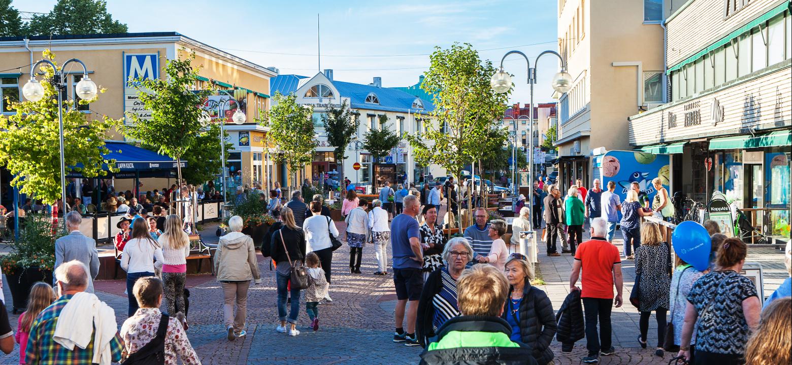 Folkvimmel på Torggatan