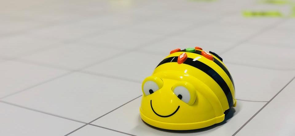 Foto på roboten Bee-Bot som liknar på ett gulligt bi. 