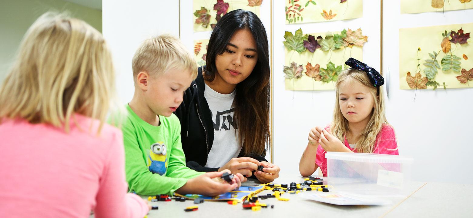 Bilden visar en barn på förskola som pysslar