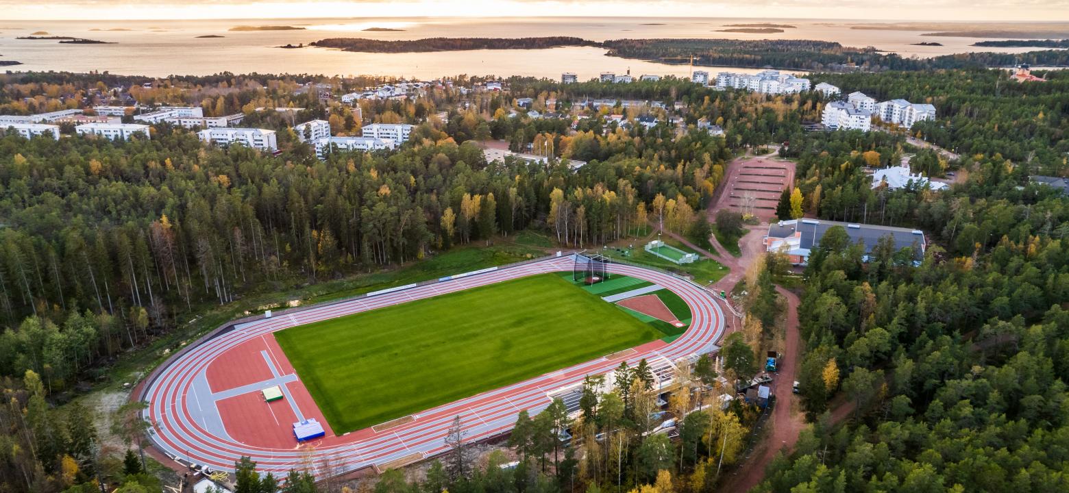 Baltic friidrottsarena med havet i bakgrunden