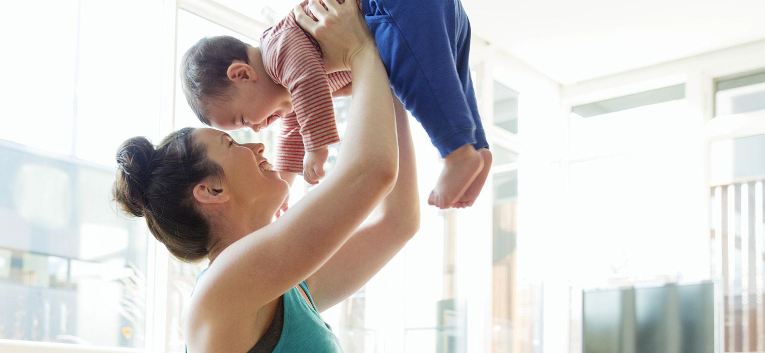 Bilden visar en mamma som leker med sitt barn