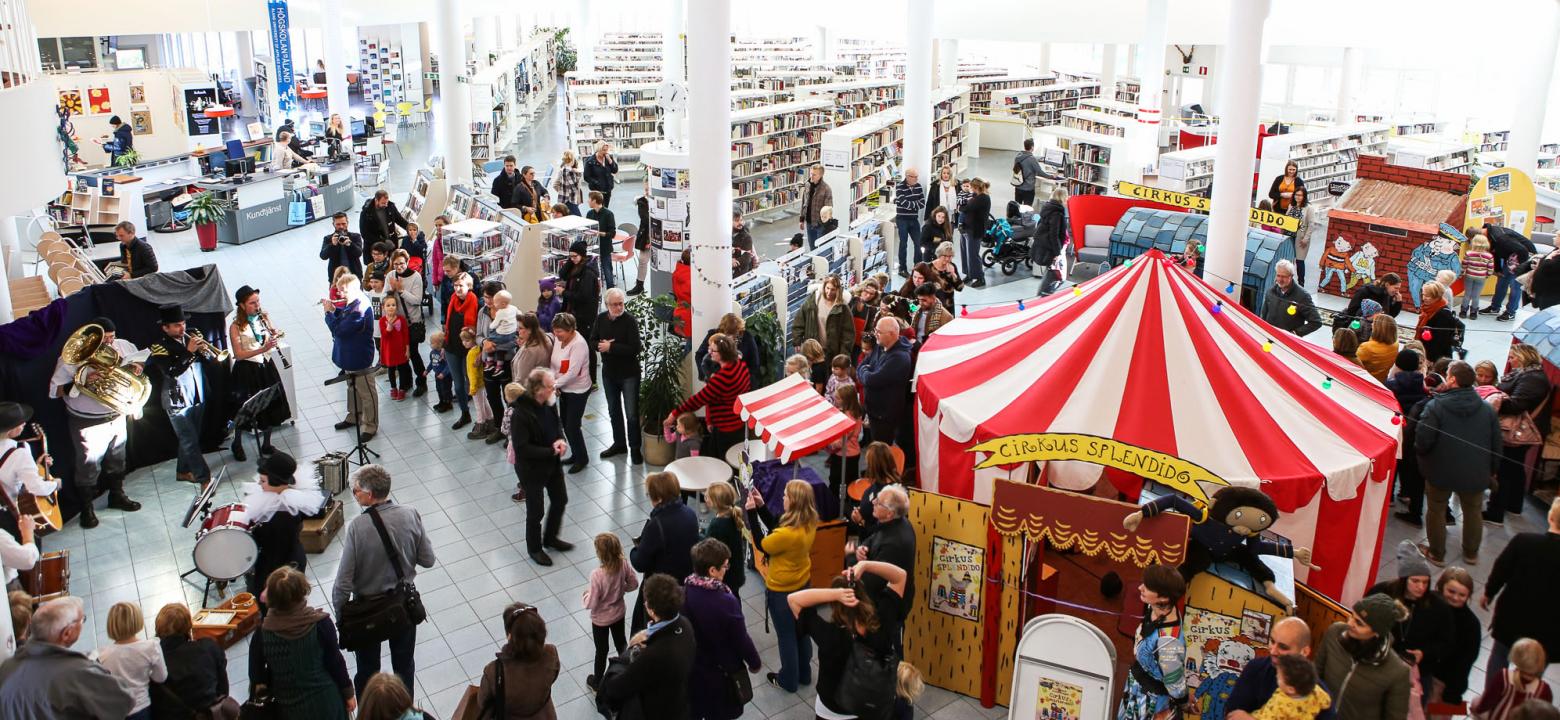 Folkmyller och musiker inne i stadsbiblioteket