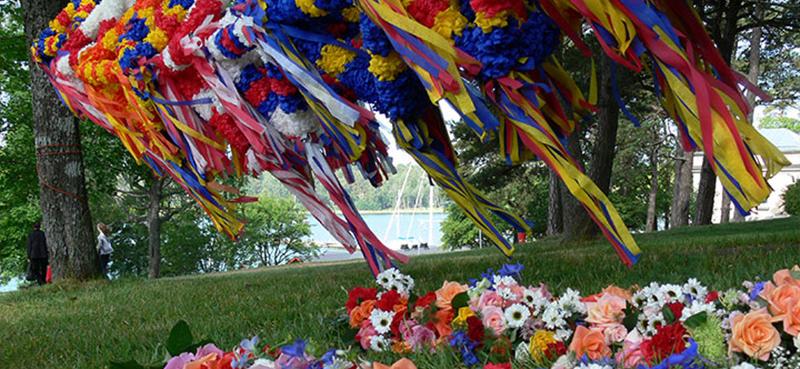 Midsommarkronor och blommor i Engelska parken